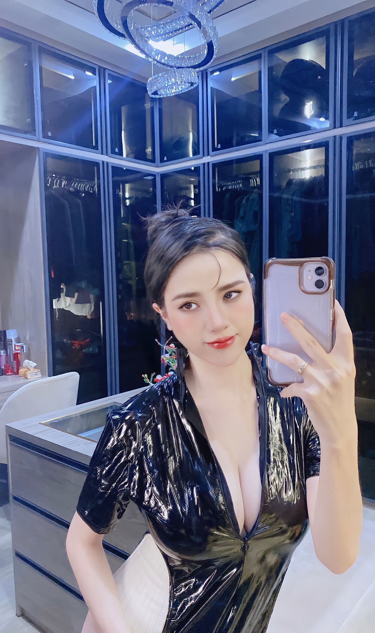 Dumy Ngô từng gây bão trên mạng xã hội với hình ảnh một nàng hot girl cưỡi moto khủng trên đường phố Sài Gòn.