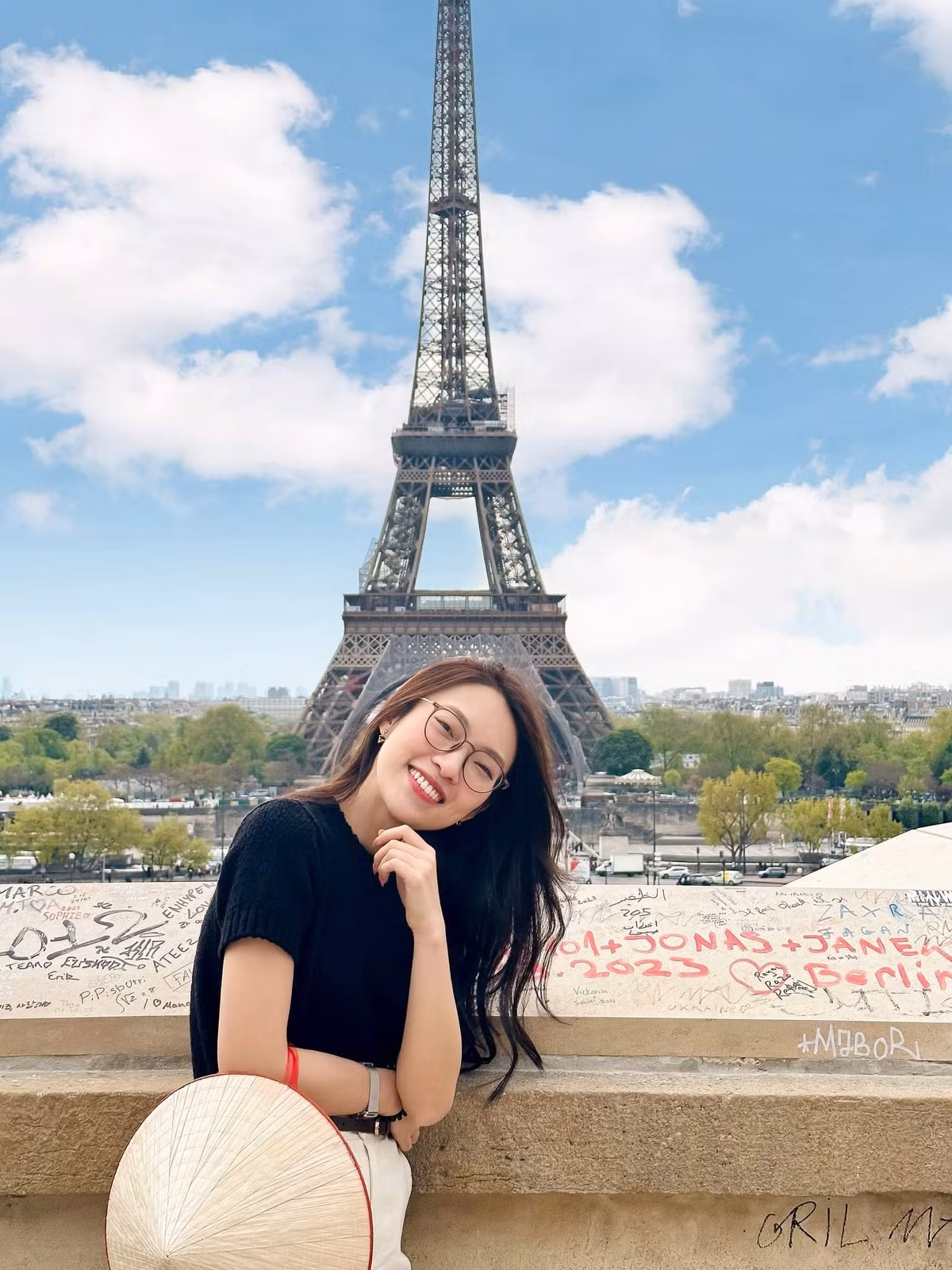 Vừa qua, Khánh Vy đã có chuyến du lịch tại Châu Âu với hàng loạt địa điểm nổi tiếng. Tại đây nàng MC đã có cơ hội thả dáng đầy tự tin cùng những bản phối thời trang đầy thanh lịch.