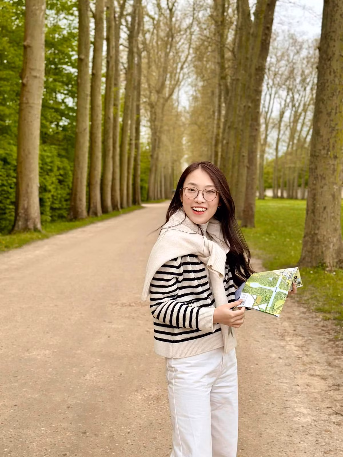 Đây không phải lần đầu tiên, Khánh Vy mang nón lá Việt Nam ra nước ngoài. Còn nhớ trong chuyến đi công tác tại Singapore, nữ MC cũng mang theo món đồ này để quảng bá cho đất nước.