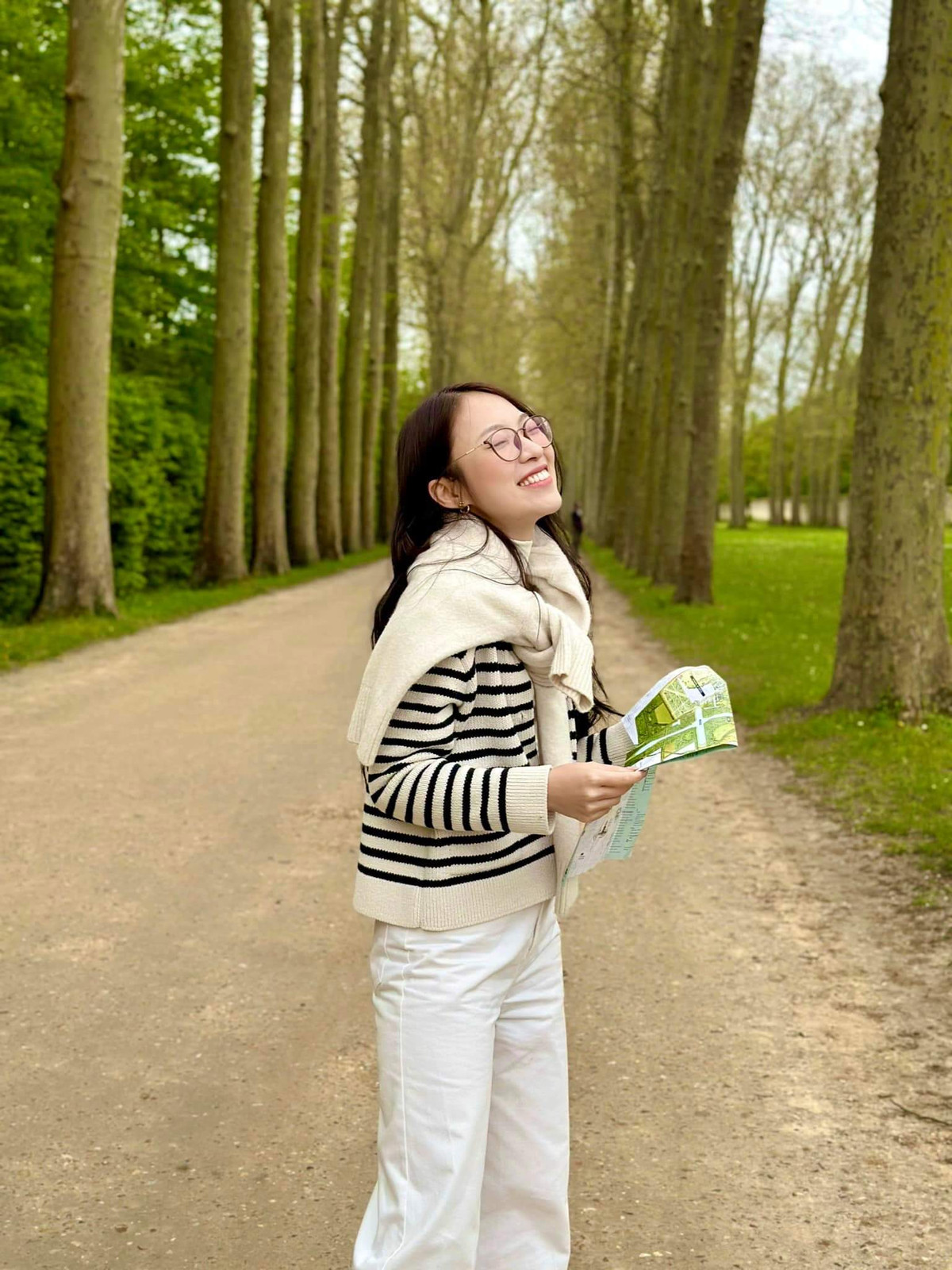 Theo nhiều người nhận xét, với riêng chi tiết mang theo nón lá, cô nàng xứ nghệ đã chiếm trọn cảm tình của khán giả.