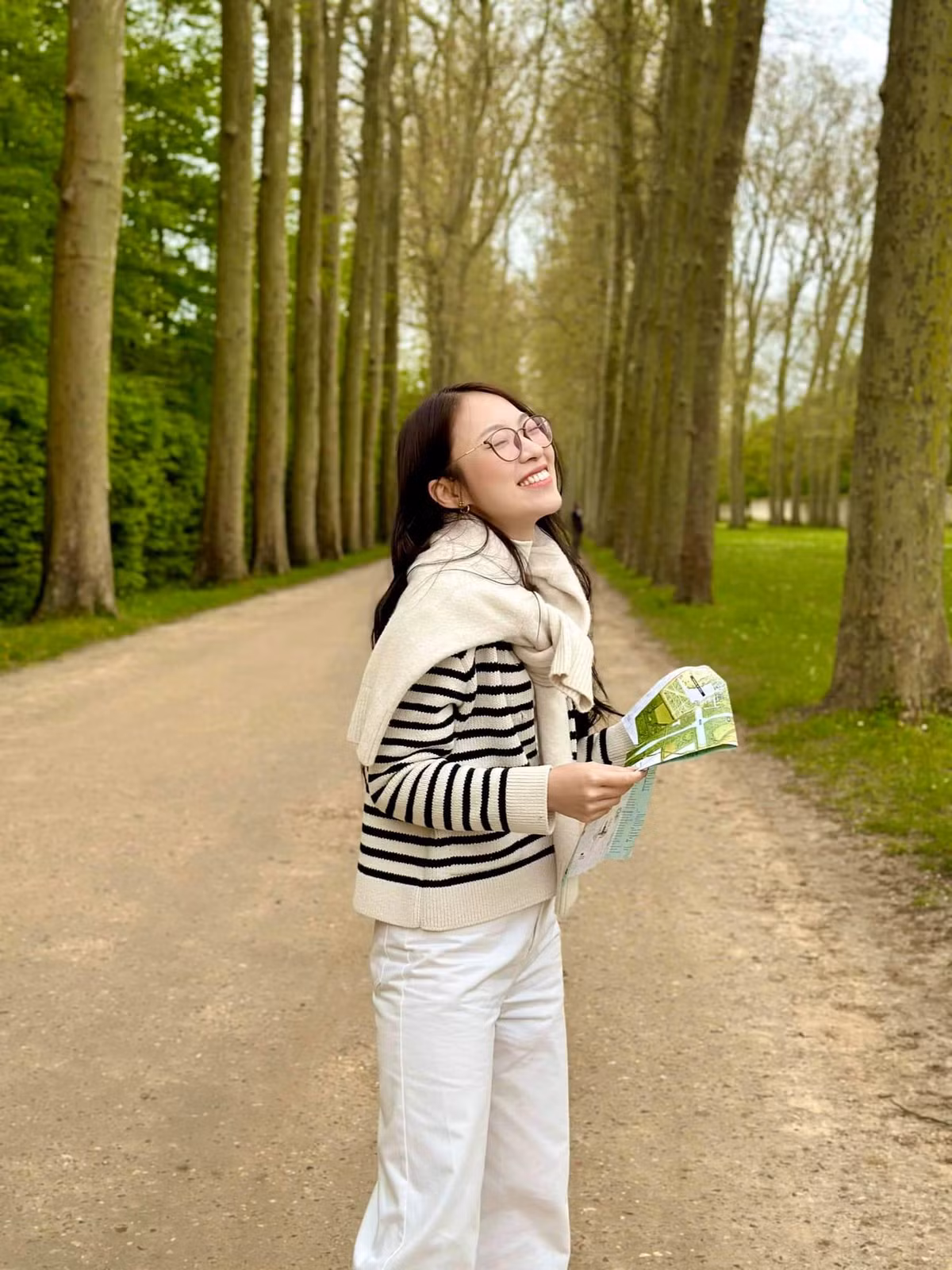 Theo nhiều người nhận xét, với riêng chi tiết mang theo nón lá, cô nàng xứ nghệ đã chiếm trọn cảm tình của khán giả.