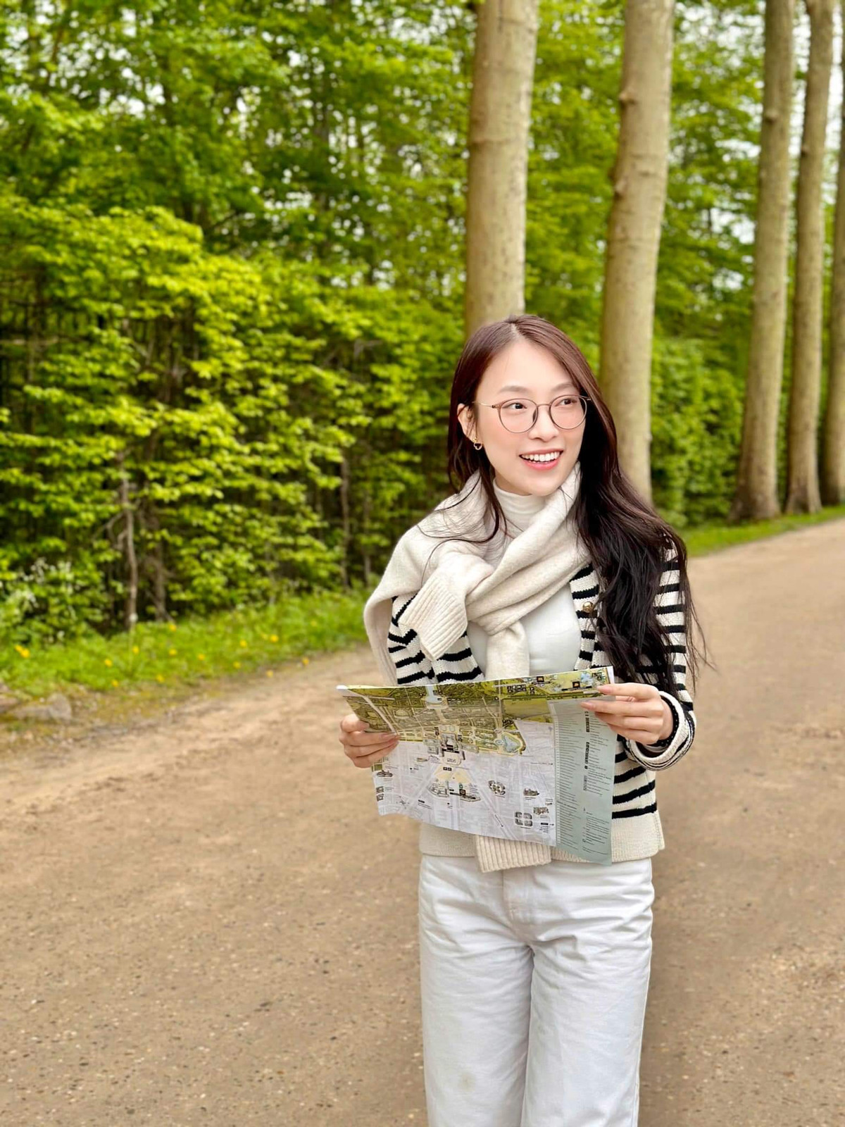Hơn cả những vẻ đẹp mà trang phục và khung cảnh tuyệt đẹp tại Châu Âu đem lại, netizen Việt lại chú ý đến chiếc nón lá truyền thống mà nàng luôn mang theo.