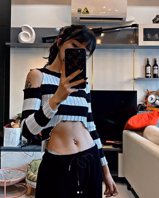 Về mặt ngoại hình, không dừng lại ở vẻ ngoài xinh xắn, quyến rũ, Linh Ngọc Đàm còn hớp hồn người xem với vòng eo con kiến, nhìn thật hút mắt.