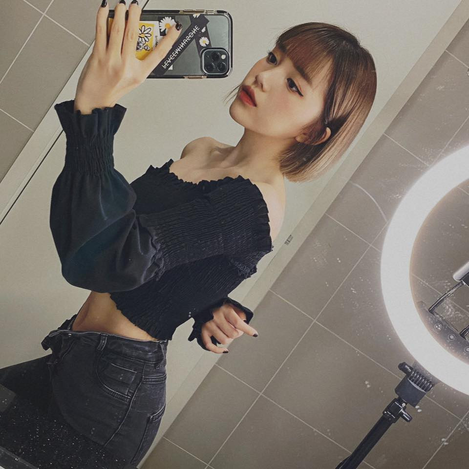 Chứng kiến những bức ảnh mà Linh Ngọc Đàm khoe trên MXH, nhiều anh em phải khó khỏi rời mắt khi hot girl kiêm game thủ này liên tục khoe vòng eo siêu thực cùng cơ bụng cực săn chắc.