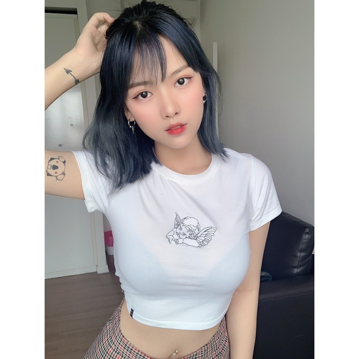 Heli A thường xuyên khoe những bức ảnh để lộ vòng eo con kiến gây hút mắt.