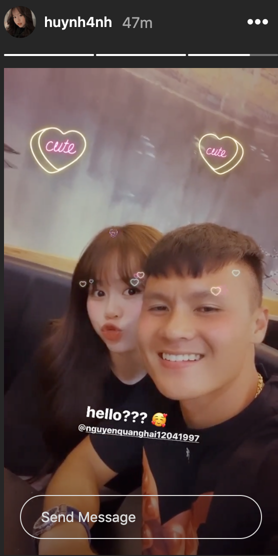 Được biết tới là bạn gái Quang Hải, trang cá nhân của Huỳnh Anh tăng lượng follow đáng kể. Mọi "nhất cử nhất động" của cô nàng đều được dân mạng để mắt.