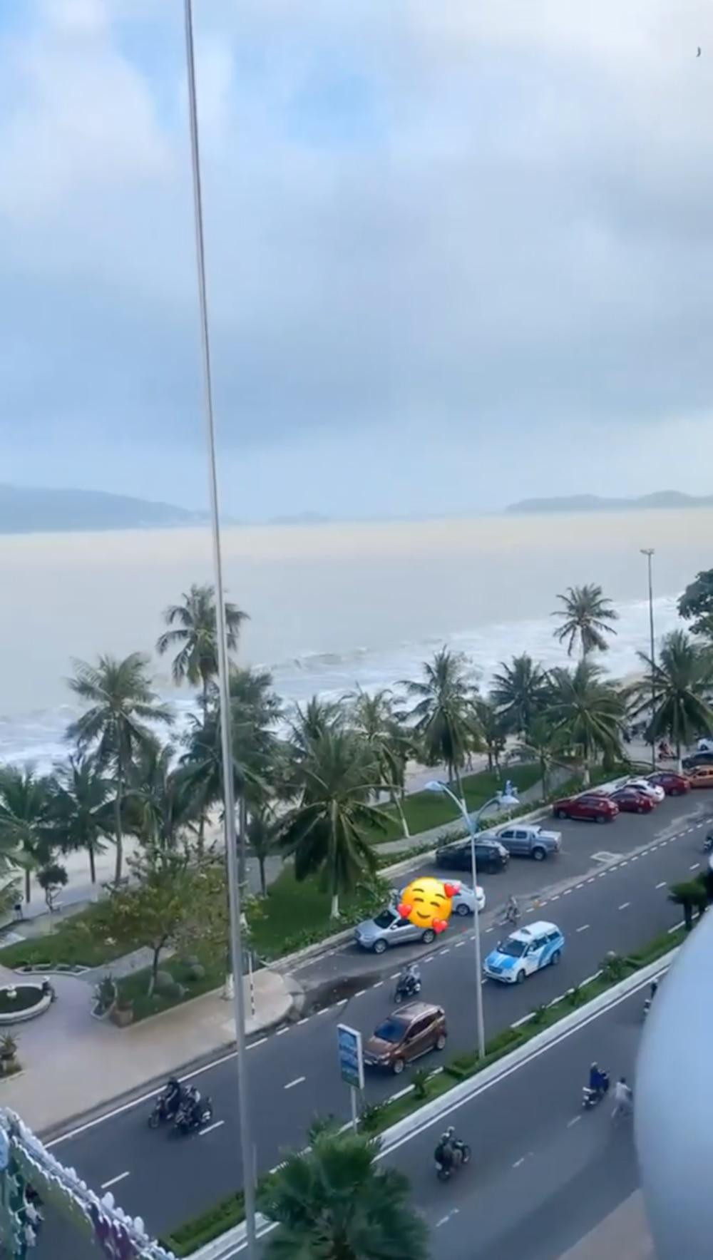 Theo đó, Huỳnh Anh đăng tải clip đi tập gym đính kèm icon mặt cười. Có thể thấy, sau thời gian ồn ào, cô nàng đã trở lại cuộc sống vui vẻ hơn.