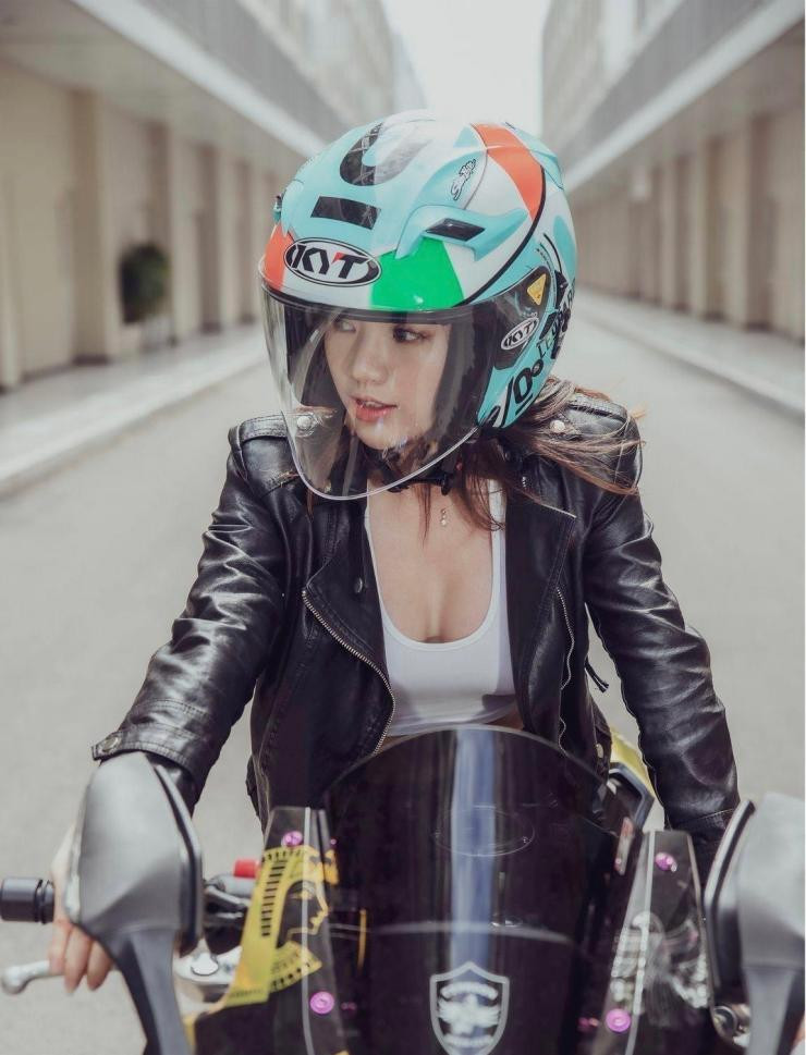 Mỹ Duyên gây chú ý khi mặc đồ tôn dáng, lái xe phân khối lớn nặng 300kg trên đường phố.