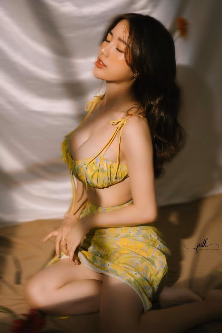 Dumy Ngô (tên thật là Ngô Thị Mỹ Duyên) là một hot girl nổi tiếng tại TP HCM. Người đẹp 9x cao 1m61, cân nặng 49 kg, cùng số đo hình thể nóng bỏng 90-62-93 cm.