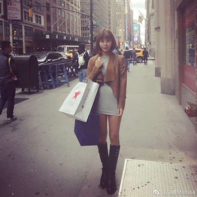 Được biết, Mã Nặc từng học thanh nhạc ở Bắc Kinh và suốt thời gian đó, cô phải ở nhờ nhà của họ hàng. Đến một ngày nọ, cô phát hiện quần áo và hành lý của mình trước cửa nhà, hóa ra cô em họ đã thu dọn đồ đạc của Mã Nặc và để trước cửa.