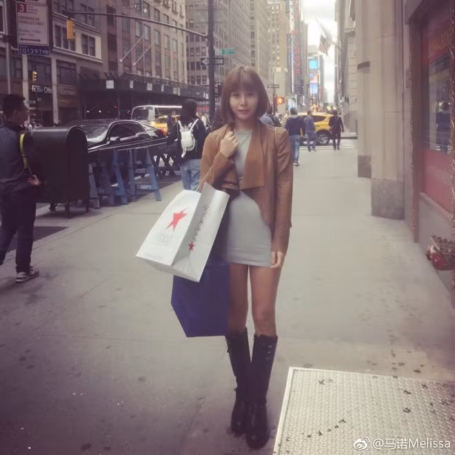 Được biết, Mã Nặc từng học thanh nhạc ở Bắc Kinh và suốt thời gian đó, cô phải ở nhờ nhà của họ hàng. Đến một ngày nọ, cô phát hiện quần áo và hành lý của mình trước cửa nhà, hóa ra cô em họ đã thu dọn đồ đạc của Mã Nặc và để trước cửa.