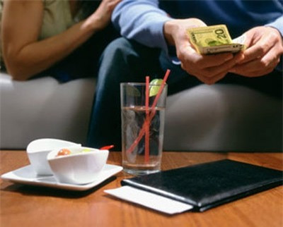 Với nhiều bạn trẻ, câu chuyện "share" tiền sòng phẳng sẽ giúp mối quan hệ lâu dài. Ảnh minh hoạ.