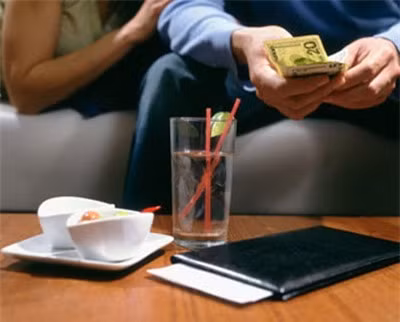 Với nhiều bạn trẻ, câu chuyện "share" tiền sòng phẳng sẽ giúp mối quan hệ lâu dài. Ảnh minh hoạ.