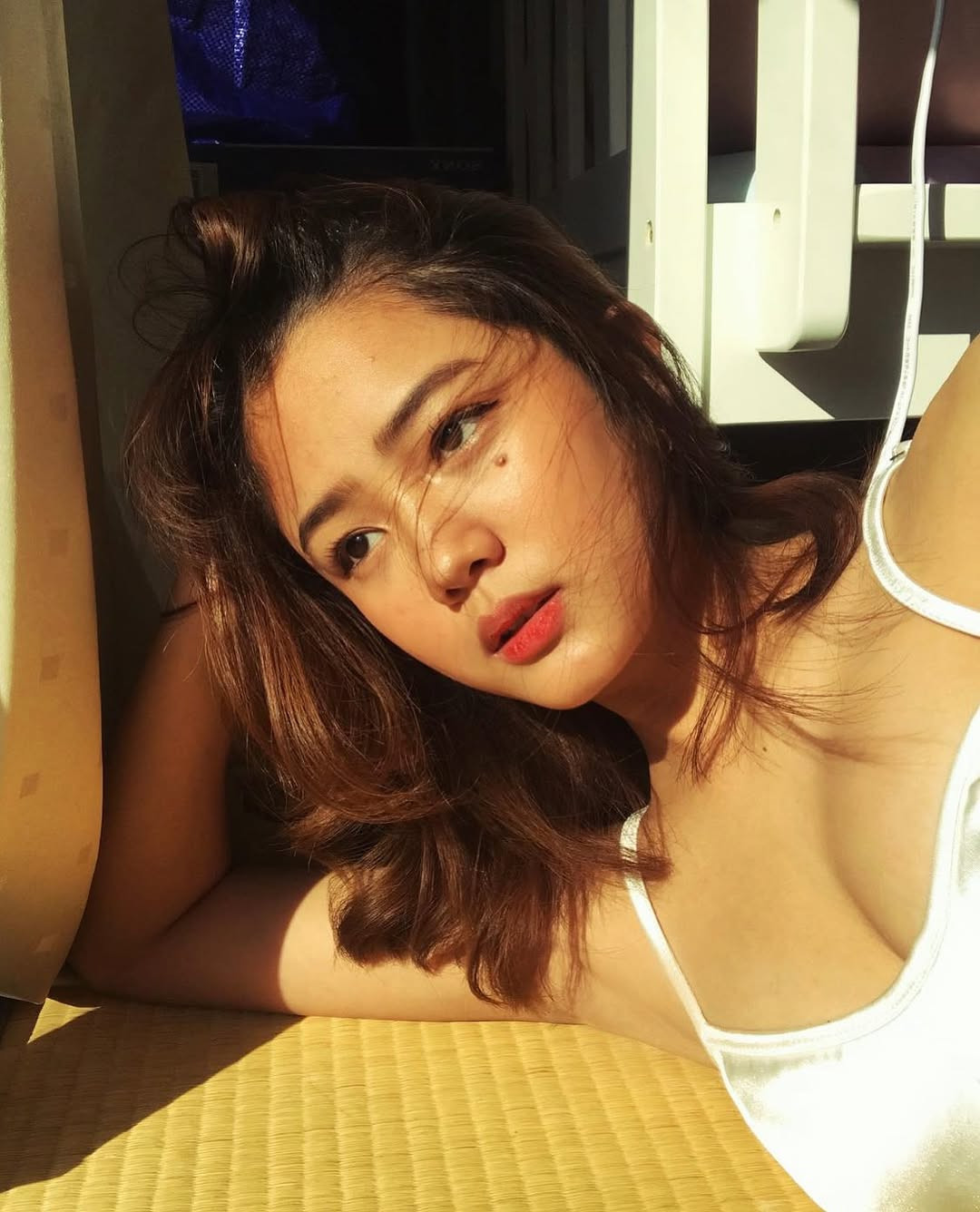 Theo đó, hiện tượng mạng Bà Tưng tung ra những đoạn clip nhảy quyến rũ, không mặc nội y. Khi ấy, chỉ sau một đêm, cái tên này lập tức trở thành cụm từ cực hot được tìm kiếm trên khắp các trang mạng xã hội và bàn tán xôn xao.