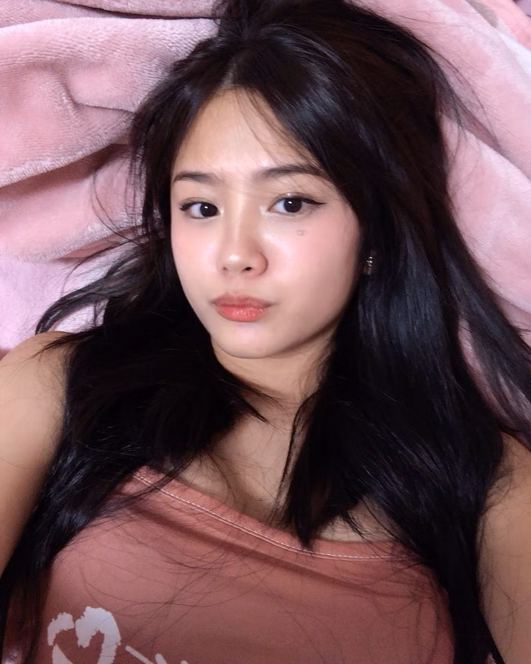 Được biết, noncakeith đến từ Philippines, hiện đang sinh sống ở Nhật Bản. Cô nàng vui mừng khi bất ngờ được quan tâm nhiều đến vậy.