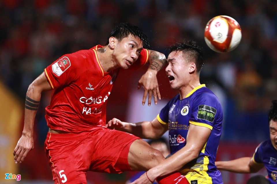 Trong pha phạt góc của CAHN phút 68, đầu của Việt Anh va chạm mạnh với khuỷu tay của Đoàn Văn Hậu lúc tranh chấp bóng bổng. Việt Anh tỏ ra khá đau đớn sau tình huống này.