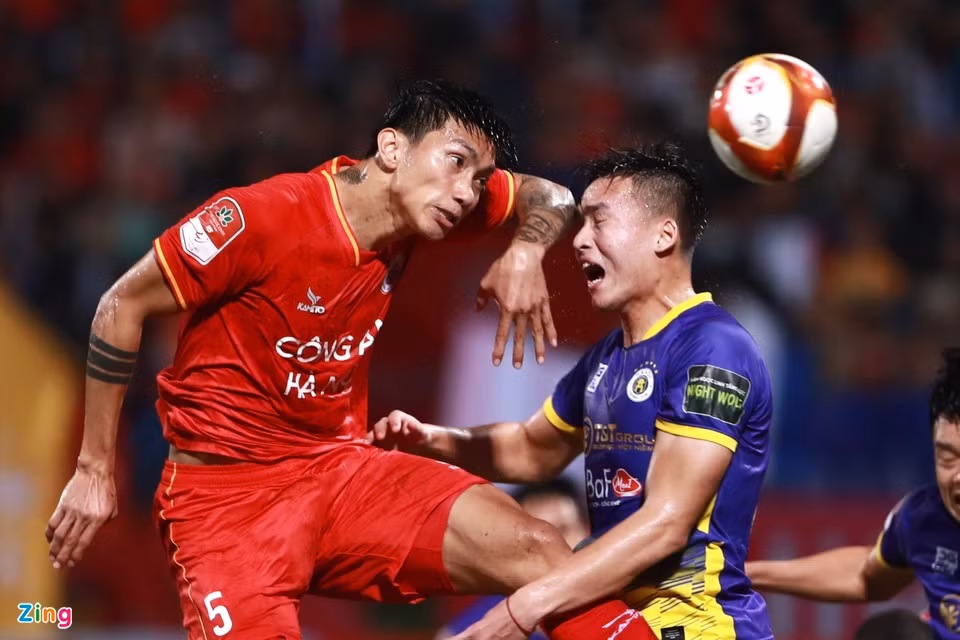 Trong pha phạt góc của CAHN phút 68, đầu của Việt Anh va chạm mạnh với khuỷu tay của Đoàn Văn Hậu lúc tranh chấp bóng bổng. Việt Anh tỏ ra khá đau đớn sau tình huống này.