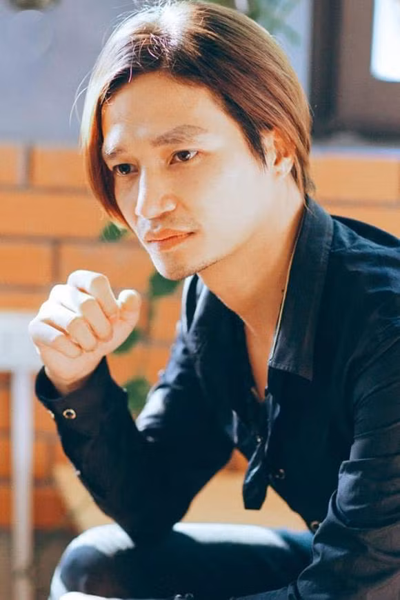 Lệ Rơi đi làm công ty, phong cách chững chạc, chín chắn hơn trước.