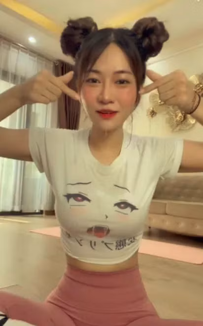 "Cô giáo tập thể dục" không phải danh hiệu được Lê Bống tự phong mà là cái tên được cộng đồng mạng ưu ái ghi nhận trong thời gian qua. Cô nàng hot TikToker đăng tải hàng loạt video hướng dẫn mọi người tập luyện tại nhà mùa dịch.