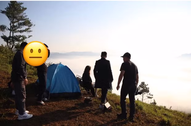 Theo chia sẻ, rác thải bị bỏ lại tràn lan trên đồi, thậm chí còn có cả những thứ nhạy cảm khác bị du khách vứt lung tung. Cây cối đều bị giẫm nát và ngã đổ. Nhiều hố sâu được đào xới lung tung, tạo nên cảnh tượng rất nham nhở.