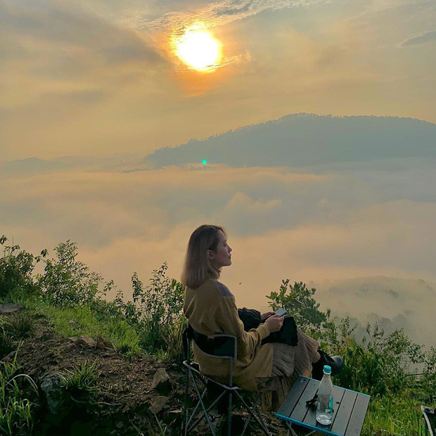 Được biết, đây không phải là lần đầu tiên một địa điểm săn mây bị đóng cửa vì tình trạng ý thức kém của du khách. Trước đó vào ngày 10/3/2019, một cây cầu gỗ săn mây nổi tiếng ở khu vực đồi chè Cầu Đất do người dân tự xây dựng nên cũng đứng trước tình trạng phải cấm khách tham quan.