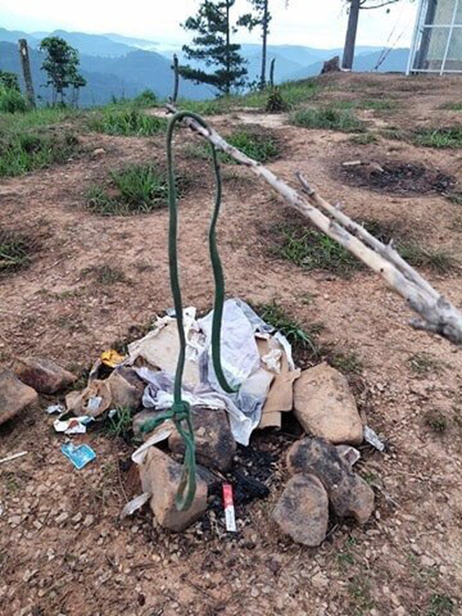 Cụ thể, trên trang cá nhân của mình, chị Hồ Phương Thảo (chủ nhân của ngọn đồi Yumonang) chia sẻ: "Hơn 1 năm trước, chị mình đã bỏ công, bỏ của trồng hơn 300 cây hoa anh đào, 200 cây dẻ sồi với mong muốn ngọn đồi thiêng Yumonang sẽ ngày càng rực rỡ, góp phần tạo nên sự xinh đẹp cho vùng đất Đạ Sar. Thời gian gần đây, ngọn đồi được các bạn trẻ lui tới thường xuyên vào buổi sáng để săn mây. Khi nghe tin ấy, chị em mình cũng thấy vui vì cuối cùng vẻ đẹp của Yumonang cũng được biết đến 1 cách rộng rãi. Trước đây thì chỉ có các anh chị nhiếp ảnh gia tìm lên là chủ yếu".