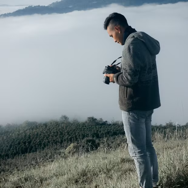 Còn nickname L.P.N cho hay: "Từ khi mấy bạn bán tour săn mây ở đây, giờ ngày càng nhiều người vô ý thức tới xả rác bừa bãi. Còn nhớ 3 năm trước nơi đây yên bình và không hề có ai tìm đến, lâu lâu mình hay ra ngồi ngắm cảnh. Giờ bị đóng cửa không cho check-in cũng buồn và tiếc thật sự…".