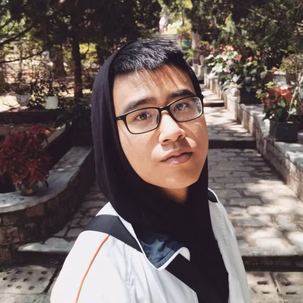 Đầu tiên phải kể đến góc cằm và đôi môi của nam chính. Tiếp đó, một vài người còn soi ra chiếc vòng cổ và đồng hồ của anh chàng giấu mặt kia giống hệt vòng cổ và đồng hồ GDucky thường đeo.