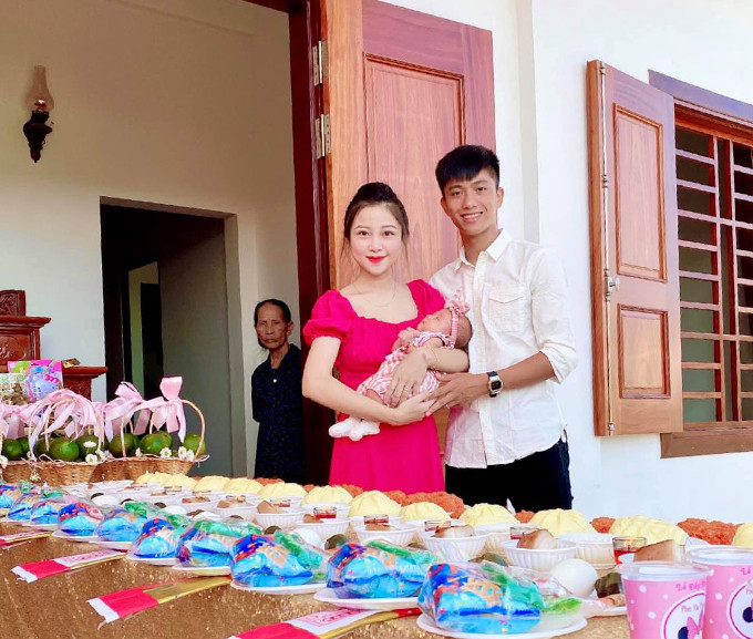 6 tháng sau, tổ ấm của Văn Đức và Nhật Linh chào đón cô con gái đầu lòng, đặt tên là Phan Nhã Thùy An, còn được gọi là Dâu Tây.
