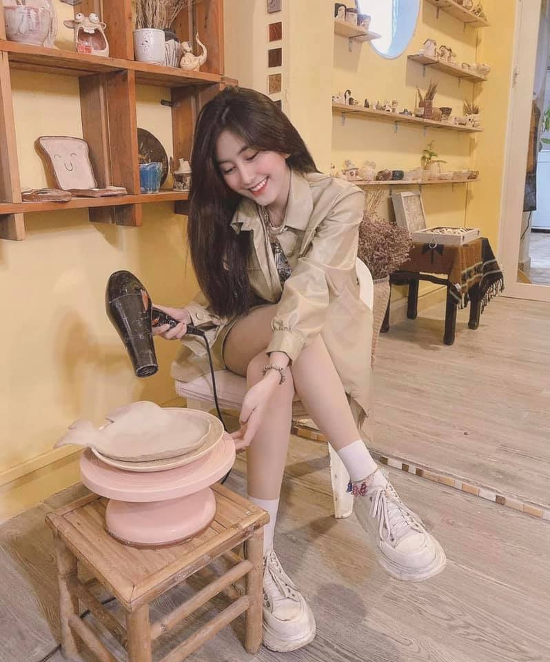 Ngọc Trân là cô gái giỏi giang, năng động. Ngoài việc học, cô nàng còn làm rất nhiều công việc khác nhau, đặc biệt là kinh doanh.