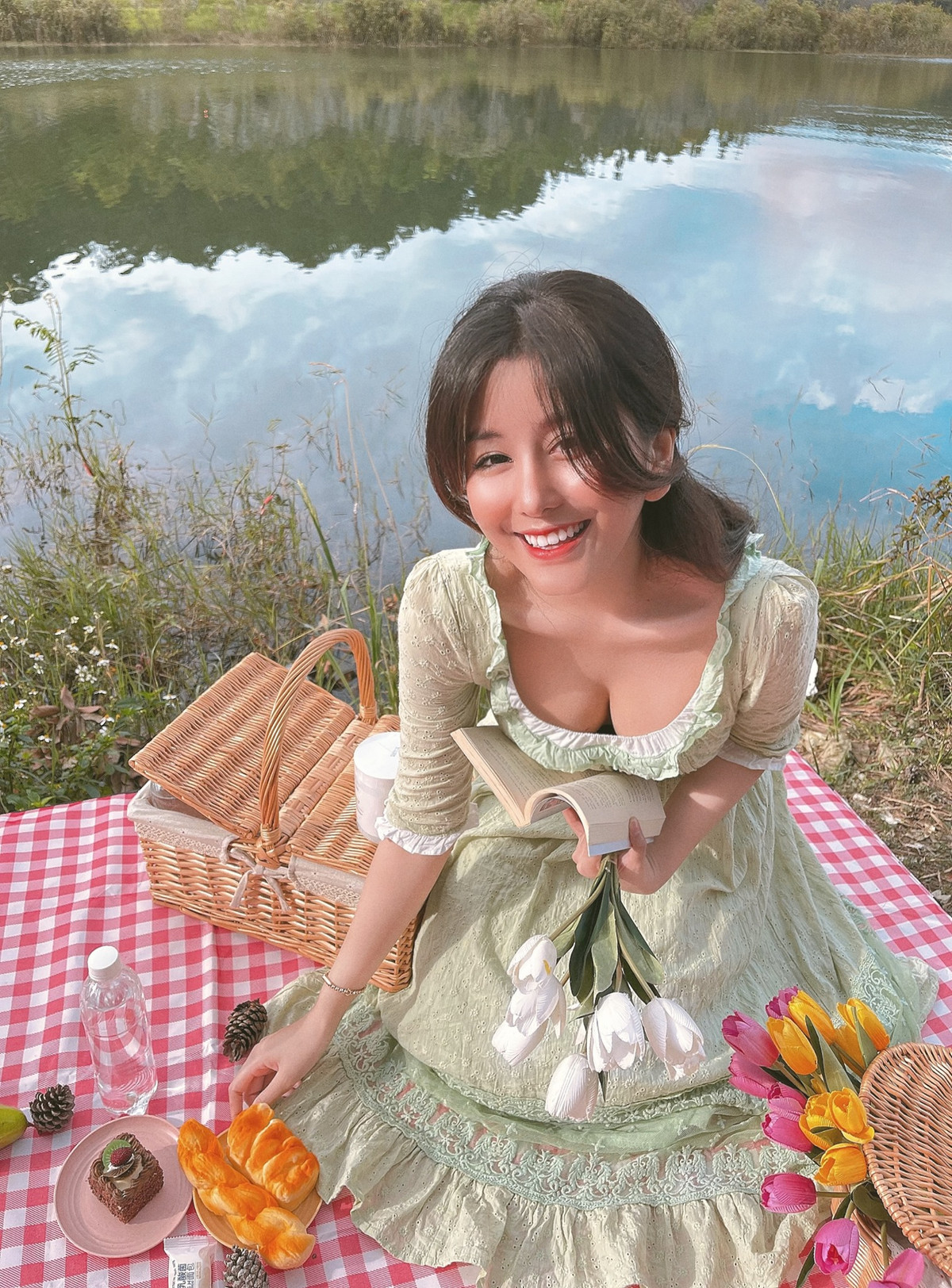 Ngọc Trân từng xuất hiện trên báo Trung Quốc và Hàn Quốc với những mỹ từ khen ngợi nhan sắc.