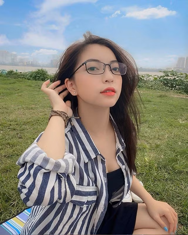 Đáng chú ý, ngoài mối tình đầu năm 17 tuổi là Nhật Lê, đây là Huỳnh Anh là cô nàng thứ 2 mà cầu thủ Quang Hải công khai bạn gái với mọi người..