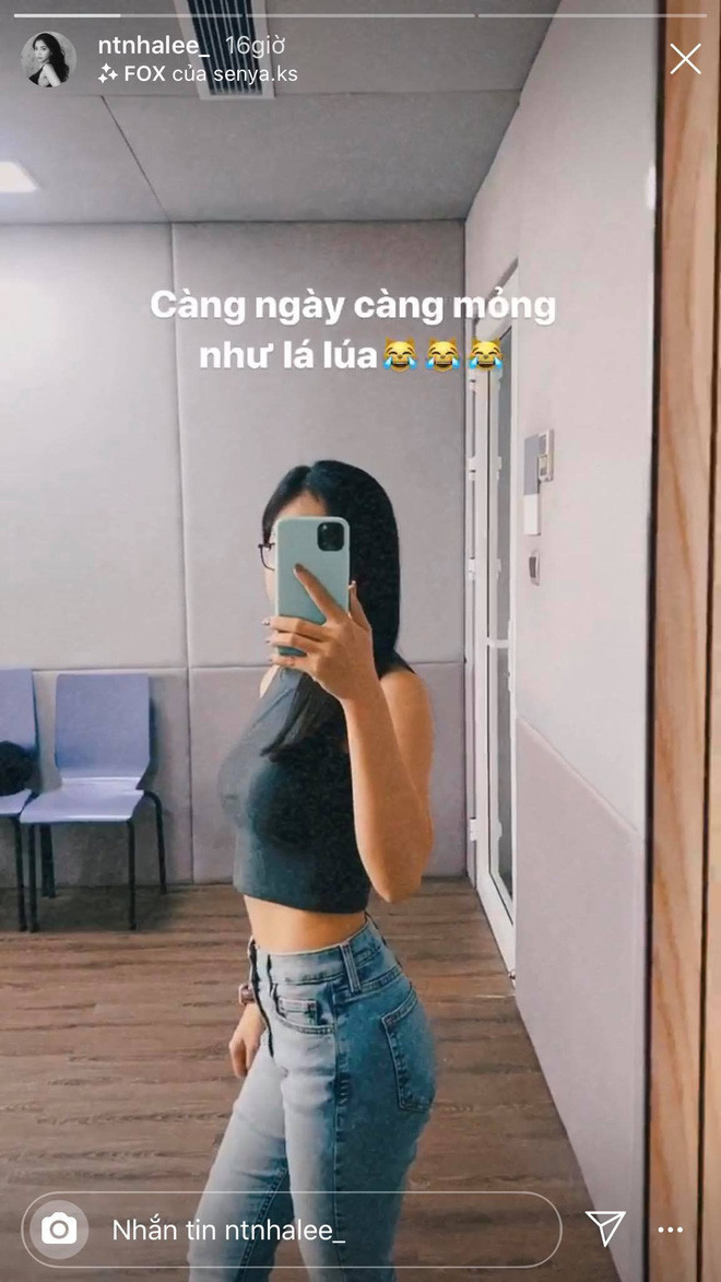 Mới đây, Nhật Lê tự tin diện áo croptop và đăng đoạn clip đứng tạo dáng trước gương.