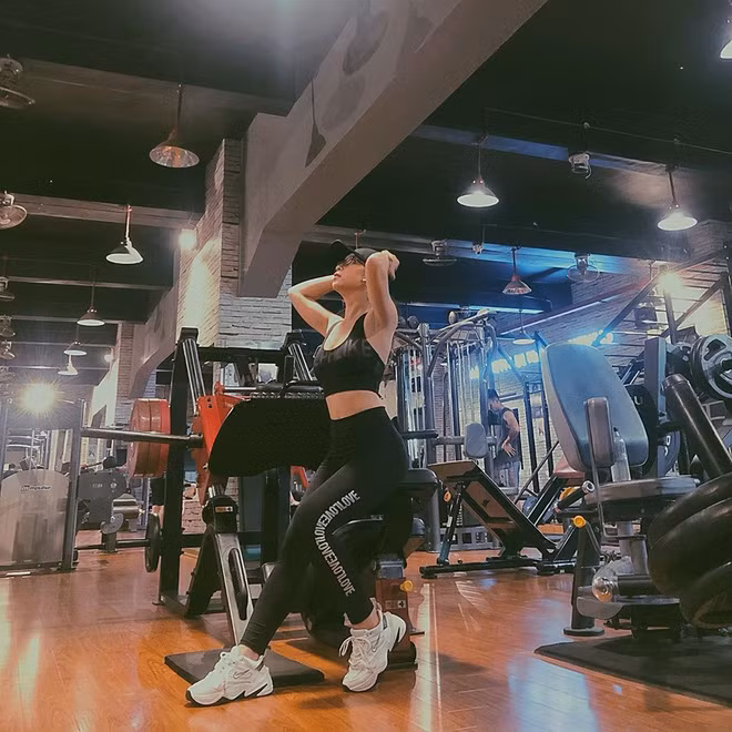 Nhật Lê mặc kệ ai công khai thì công khai, cô thể hiện quyết tâm lấy lại vóc dáng nuột nà như mong muốn.