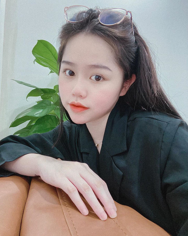 Huỳnh Anh cũng theo style trang điểm "sương sương" thay vì make-up thật đậm.