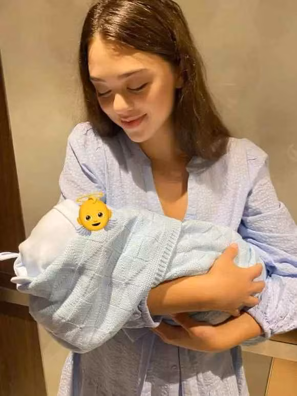 Dù được che chắn kĩ mặt bằng icon trái tim nhưng nhìn hình ai cũng nhận ra em bé vô cùng bụ bẫm.