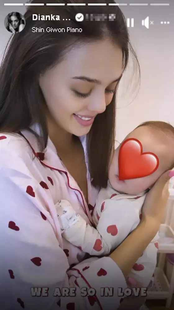 Mới nhất trên trang cá nhân, vợ thủ môn Bùi Tiến Dũng đã chơi lớn, để lộ thẳng mặt con trai gần 3 tháng tuổi.