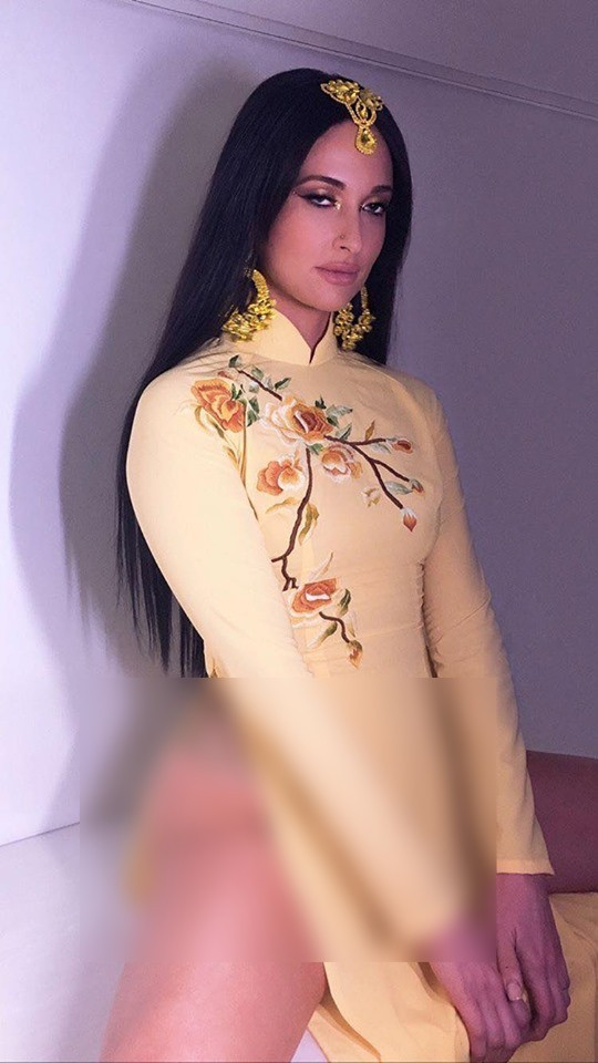 Cô nhận về vô số chỉ trích từ phía netizen vì hình ảnh không tôn trọng quốc phục Việt Nam, tuy nhiên lại khoe mẽ trên Instagram.