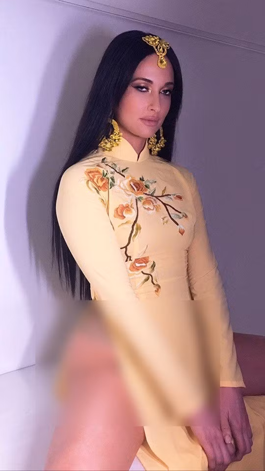 Cô nhận về vô số chỉ trích từ phía netizen vì hình ảnh không tôn trọng quốc phục Việt Nam, tuy nhiên lại khoe mẽ trên Instagram.