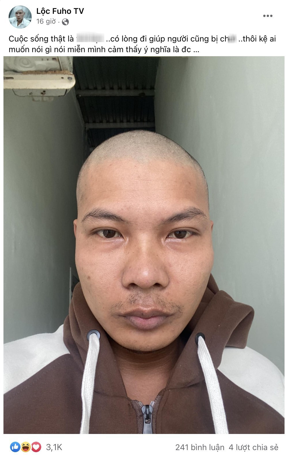 Ngay khi nghe tin bé trai rơi xuống trụ bê tông đã ra đi, Lộc Fuho liền lặn lội ra tận Đồng Tháp để trao 10 triệu đồng an ủi gia đình em.