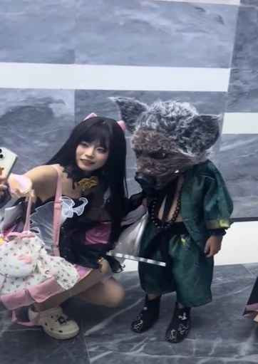 Đáng chú ý, dù ra mắt chỉ hơn 1 tháng nhưng các "pháp sư Trung Hoa" đã nhanh chóng tạo ra trang phục cosplay giống hệt Black Myth: Wukong.