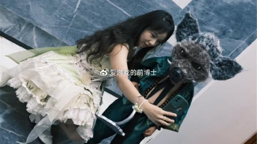 Với cây bồ cào (tên trong nguyên tác là Thượng Bảo Tẩm Đinh Ba) thì phiên bản cosplay Trư Bát Giới này giống hệt như bản gốc.