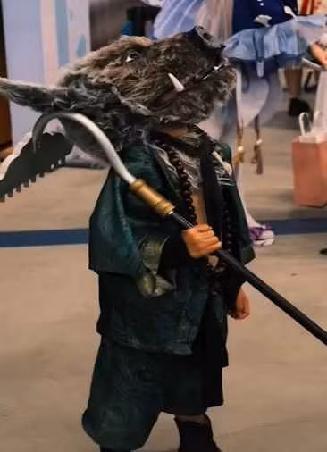 Có 2 điều khiến "Lão Trư" hot đến vậy chính là hình tượng mới mẻ được nhà phát triển Game Science làm lại cực kỳ khác biệt so với nguyên tác Tây Du Ký của Ngô Thừa Ân hay phiên bản Tây Du Ký 1986 đã đi vào huyền thoại. Tiếp đến là phần cốt truyện game đã làm nổi bật câu chuyện phóng tác của Trư Bát Giới và cực kỳ viral trên MXH.