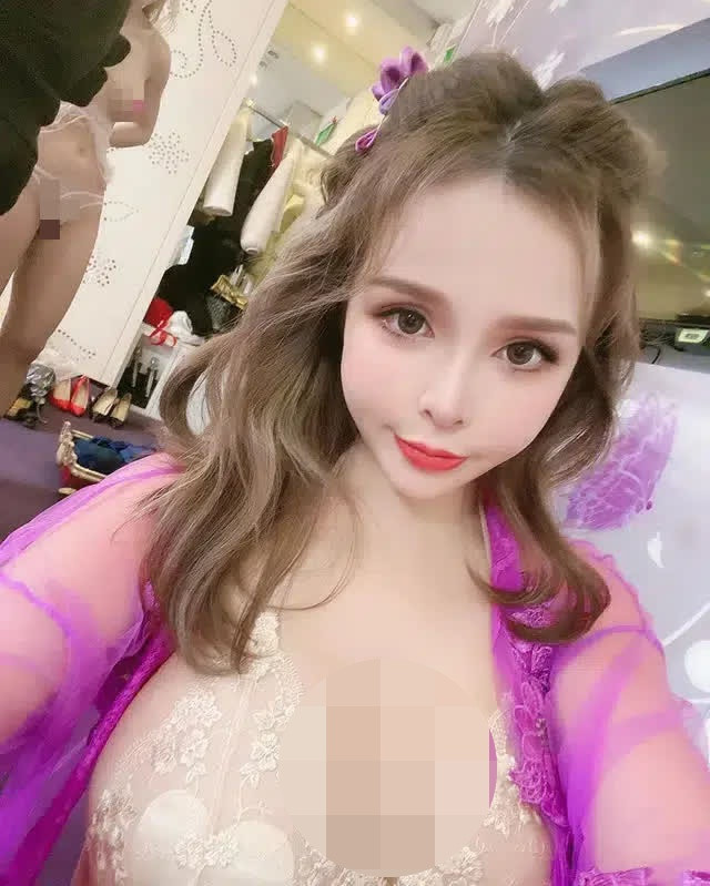 Trong quá khứ cũng đã từng có không ít lần những cô nàng hot girl lao đao khi chụp ảnh tự sướng và để lộ ra một số bộ phận cũng như vật dụng nhạy cảm. Trường hợp lần này của cô nàng Mandi cũng tương tự như vậy, chỉ có điều nạn nhân lại là một người bạn nữ bất đắc dĩ đang đứng phía sau cô nàng.