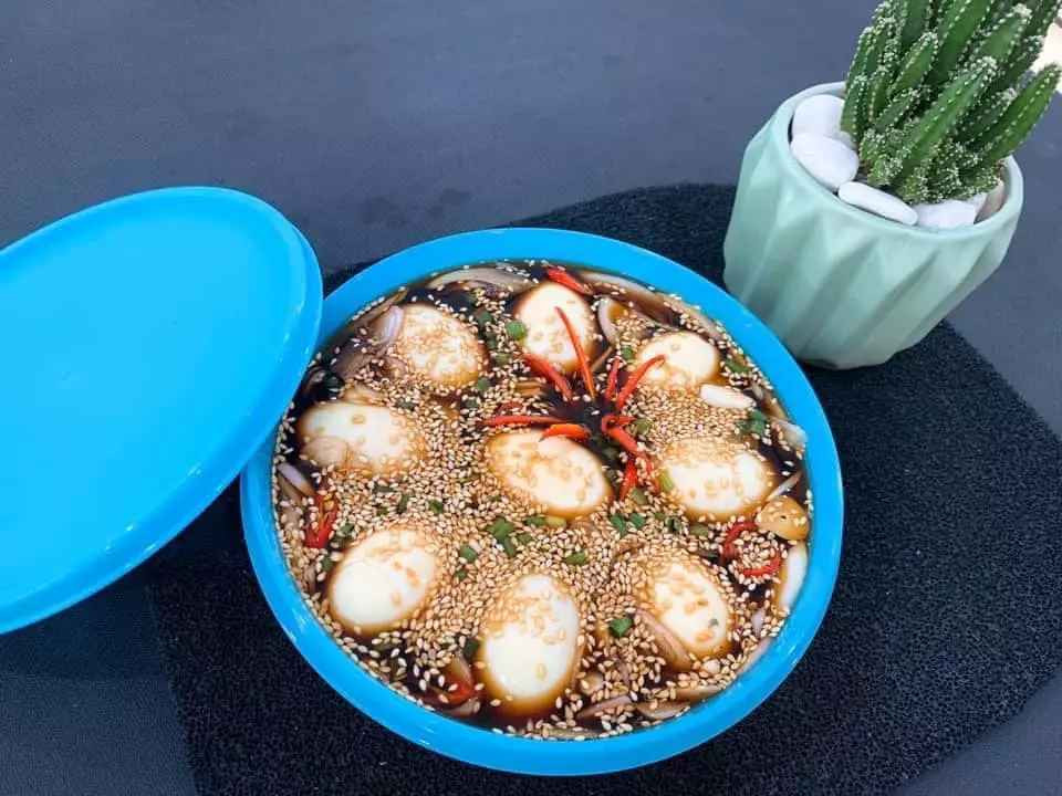 Món trứng ngâm tương cực thịnh hành và trở thành món ăn quen thuộc của nhiều gia đình trẻ cũng được cô giáo Vũ Hiên đưa vào thực đơn.