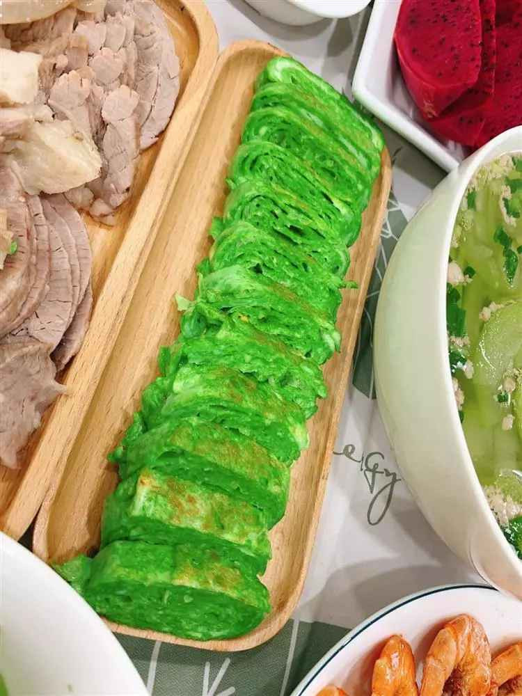 Món trứng chiên hành hoa cũng hết sức đơn giản, các bạn chỉ cần chuẩn bị nước cốt hành hoa, đánh đều lên cùng với trứng và chiên như bình thường là đã có thể thưởng thức. Nếu muốn, các chị có thể cuộn trứng lại thành trứng cuộn, trang trí đẹp mắt sẽ giúp bé ở nhà thích ăn hơn