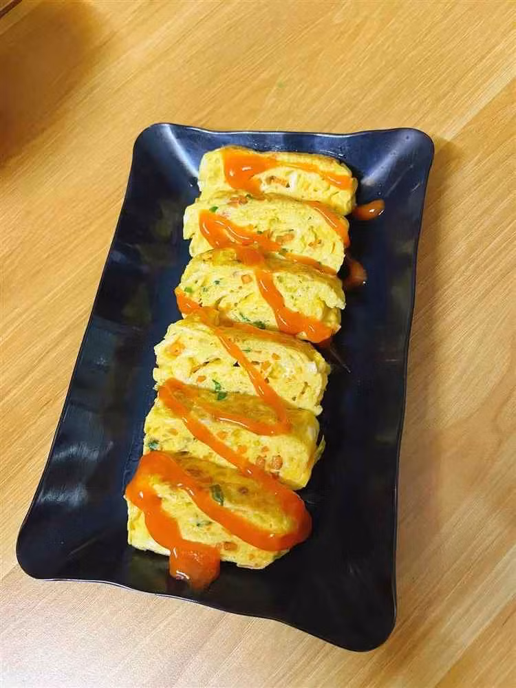 Tip nhỏ từ cô giáo Vũ Hiên rằng trong quá trình nấu món trứng điều cần chú ý nhất là lượng dầu ăn và nhiệt, vì trứng chín nhanh nhiệt cao mặt trứng rỗ không mịn. Đun thời gian lâu trứng giảm chất dinh dưỡng, không còn thơm ngon.