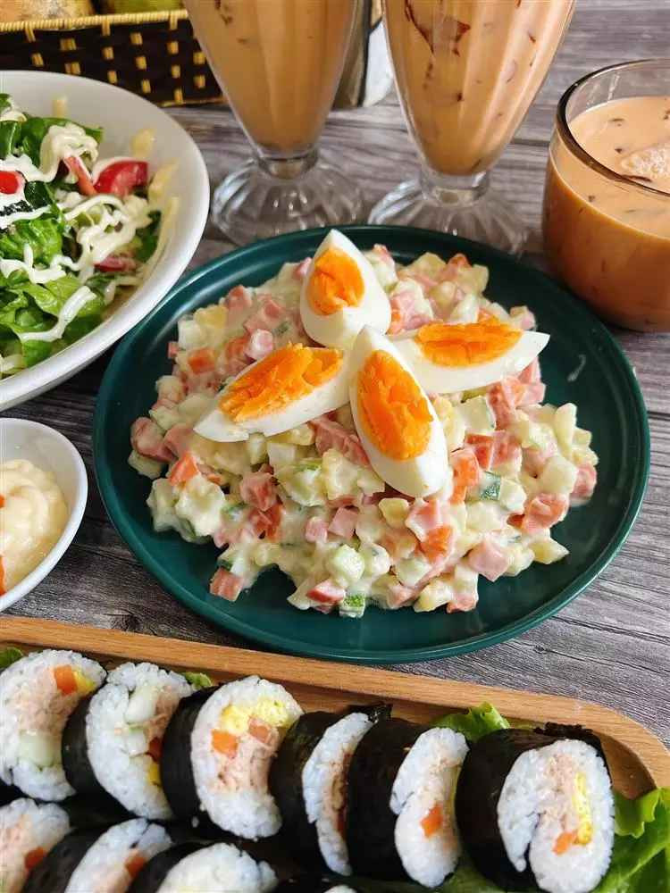 Cô giáo trẻ luộc trứng lòng đào và ăn với salad rau củ của Nga để không cảm thấy nhàm chán.