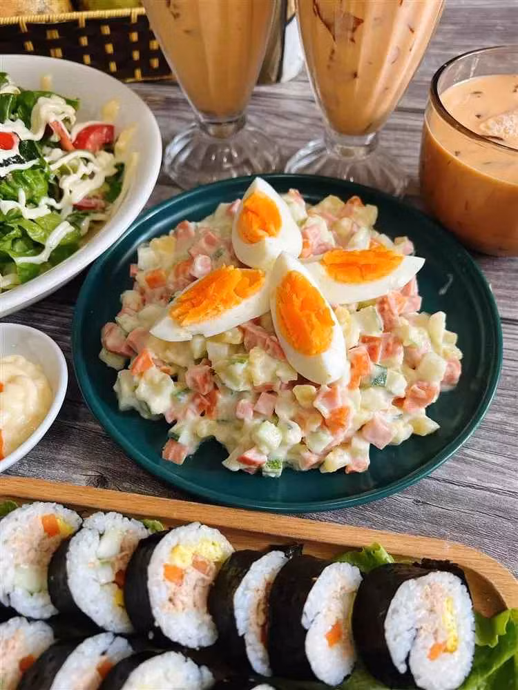 Cô giáo trẻ luộc trứng lòng đào và ăn với salad rau củ của Nga để không cảm thấy nhàm chán.