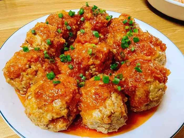 Mới đây, cô giáo trẻ có tên Vũ Hiên khiến nhiều người chú ý khi đứng bếp nấu "7749" món về trứng ngon khó cưỡng.